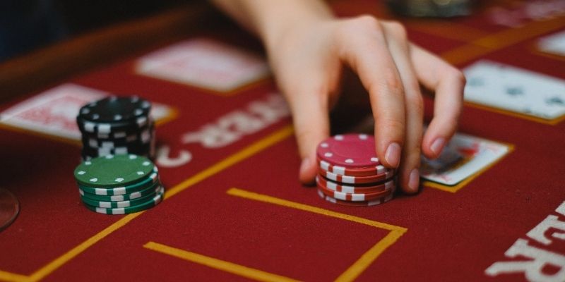 Nắm chắc quy tắc chia và bốc bài Baccarat