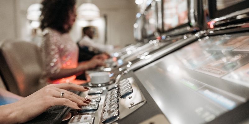 Người chơi nhấn Spin bắt đầu săn jackpot